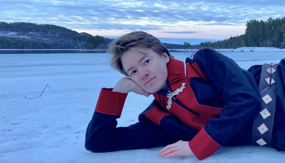 Årets unge kunstner på Riddu Riđđu er kunstner Kai Mikkal Balto fra Tromsø.