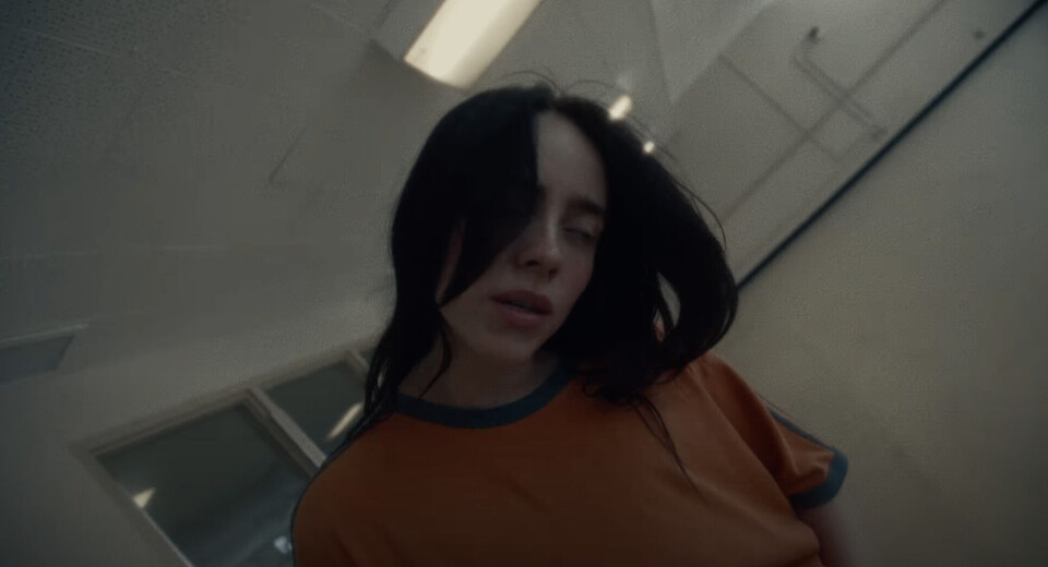 Skjermdump fra Billie Eilish' musikkvideo «Chihiro»