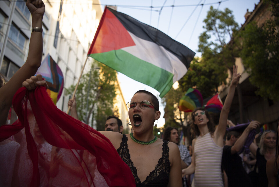 Demonstranter i pride-paraden i Hellas' hovedstad Aten ropte slagord mot Israels krigføring på Gazastripen.