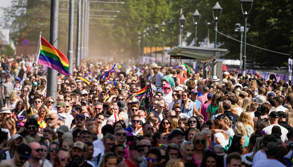Omtrent 85.000 mennesker deltok under fjorårets pride-parade i Oslo. Politiet forteller om færre trusler rettet mot skeive og Oslo Pride i år enn på samme tid i fjor.
