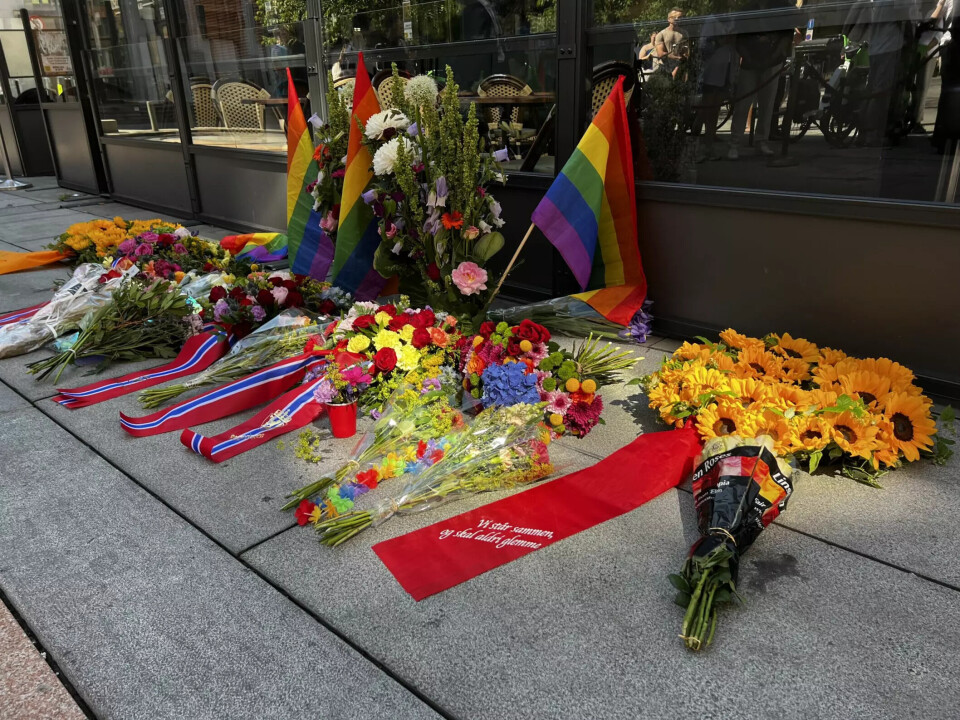 Blomster utenfor London Pub etter terrorangrepet 25. juni 2022.