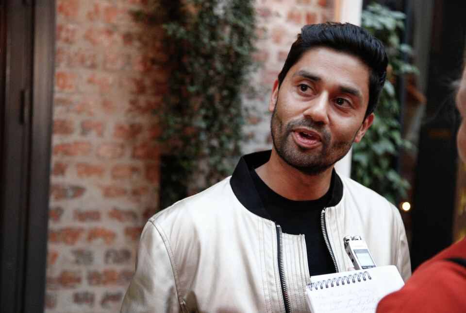 Som 22-åring kom Noman Mubashir inn i NRK. Nå, 27 år etter, er han ferdig i statskanalen. Her fra premierefesten til «Jævla Homo».