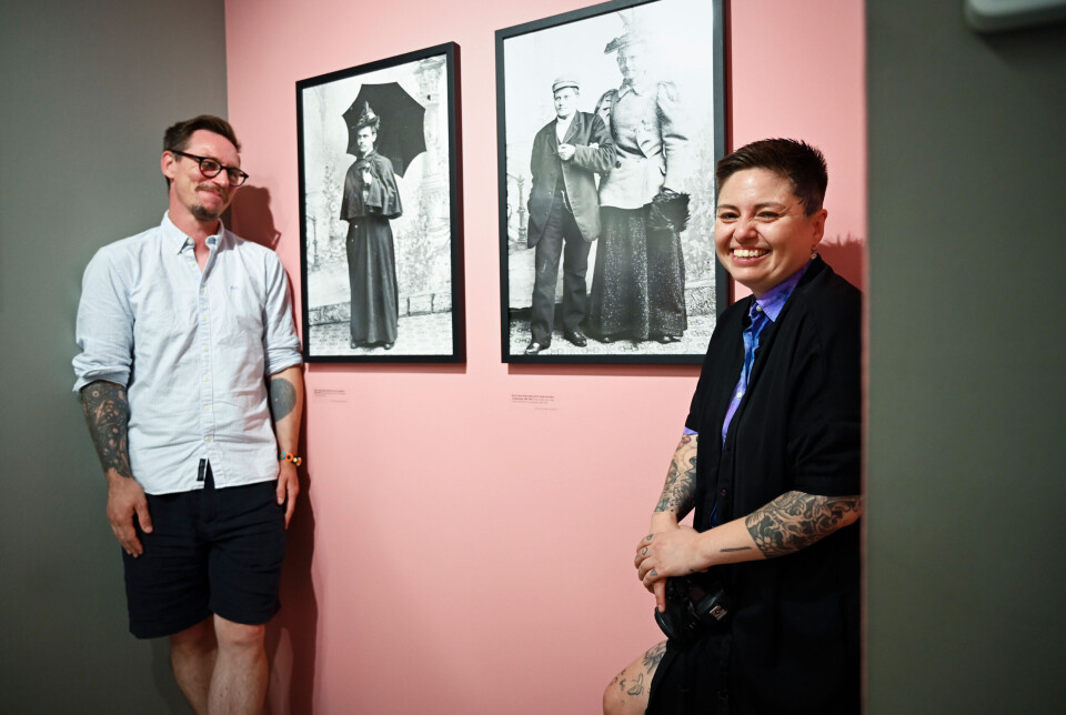 Kunstner Paulina Tamara (t.h..) og mangfoldskurator Pål Henrik Ekern fra Preus Fotomuseum på plass i Berlin. På veggen kan man se Marie Høeg posere i herreklær sammen med sin bror ikledd kvinneklær.