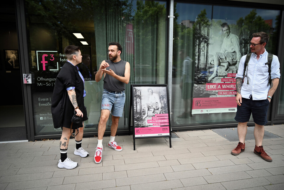 Paulina Tamara (t.v.), workshop-deltager Alihan og Pål Henrik Ekern foran galleriet f³ – freiraum für fotografie som har viet sommeren til Høeg og Berg.