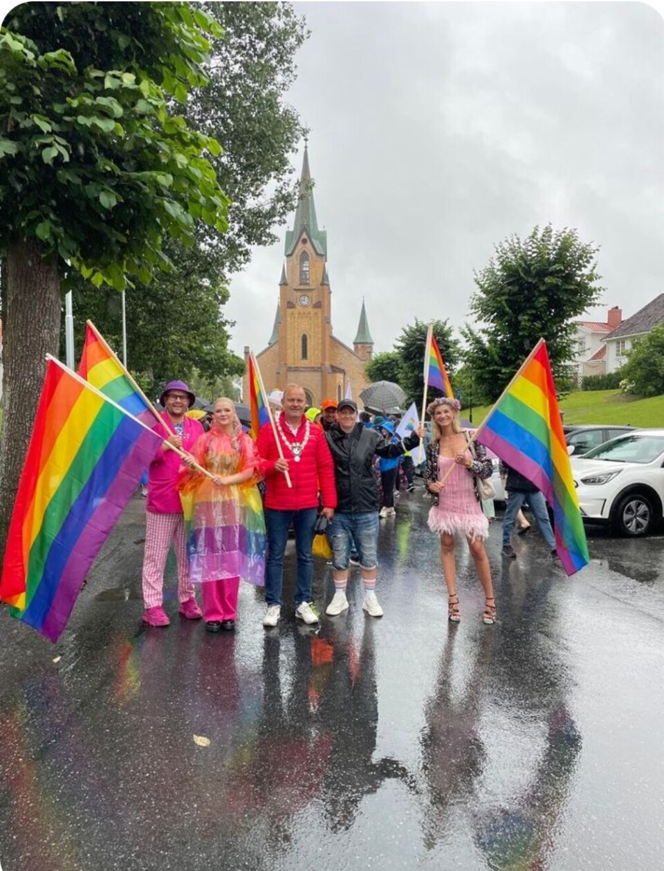 Kragerø Pride ble arrangert for første gang i 2023. Her er paraden, med ordføreren i spissen, på Kirketomta i Kragerø