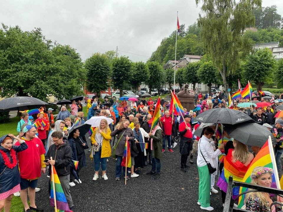 Rundt 450 mennesker deltok i den aller første Kragerø Pride, i øsende regnevær.