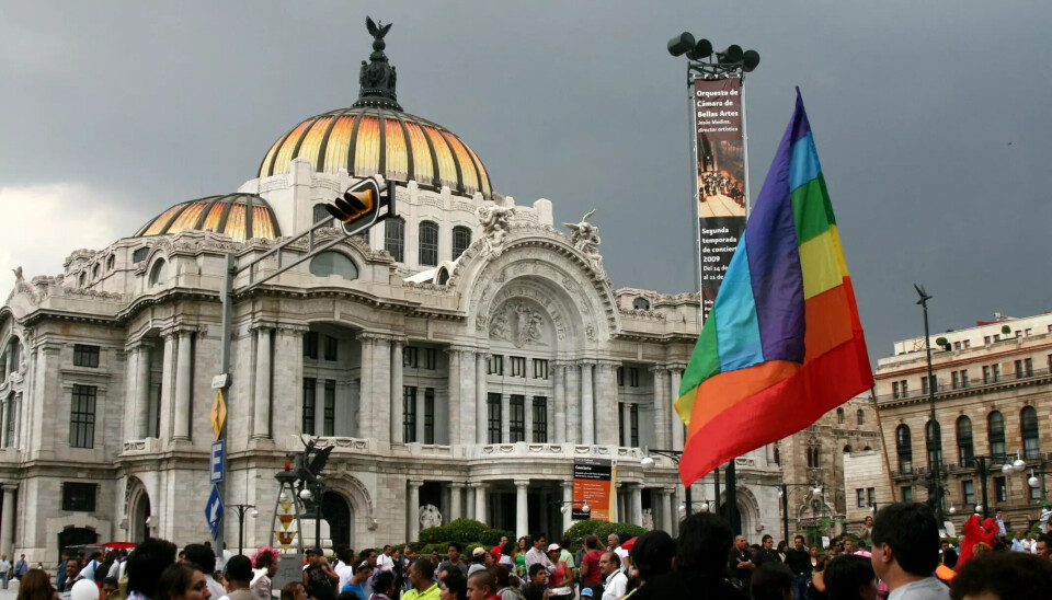 Prideparade foran Palacio de Bellas Artes (Palace of Fine Arts) i Mexico City.