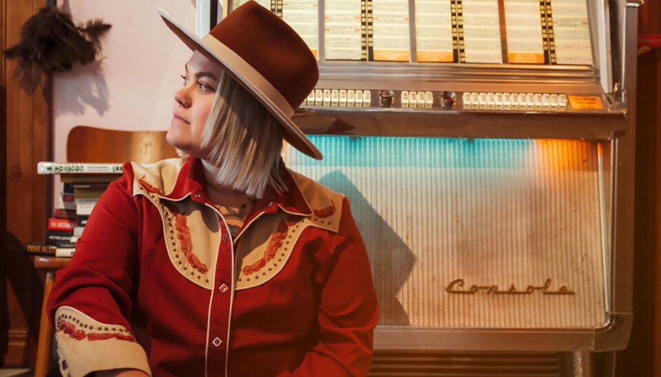 Svenske Erika Jonsson er populær med sin countrymusikk også i Norge. Hun var blant artistene som opptrådte på gårsdagens countryåpning av Stockholm Pride.