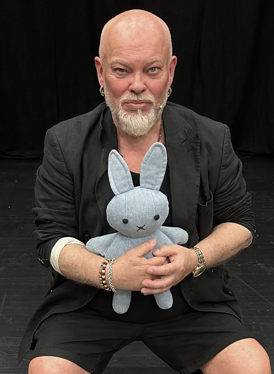 Monologforestillingen bygger på Henriksens bok «Pappas lille gutt». Forfatteren står selv på scenen.