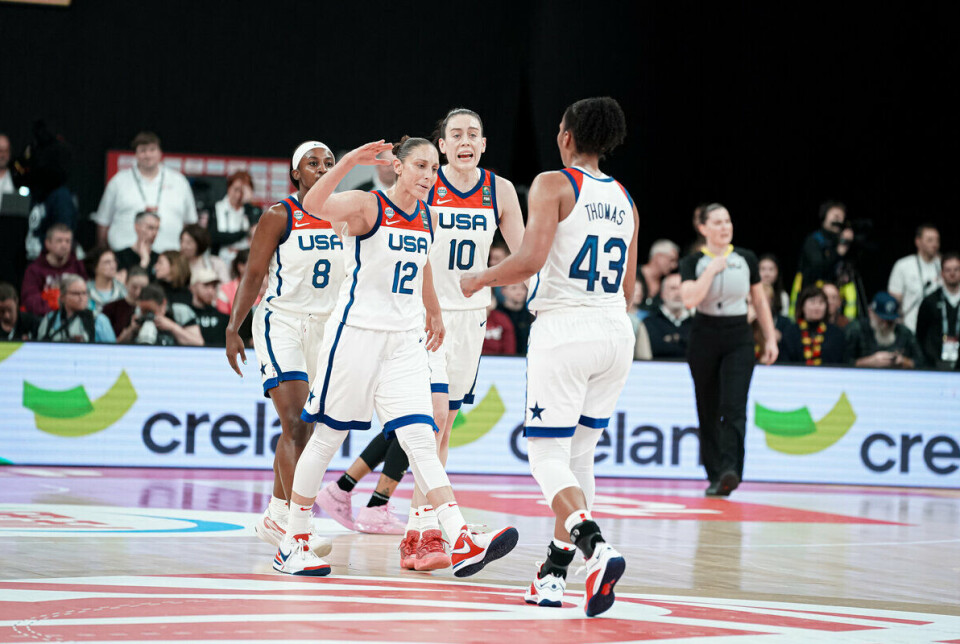 Over halvparten av USAs kvinnebasketlag, og et par trenere og ansatte, er lesbiske og var muligens dermed det skeiveste laget under Paris-OL. De tok gull da de slo vertsnasjonen Frankrike i finalekampen, deres 8. gullmedalje på rad.