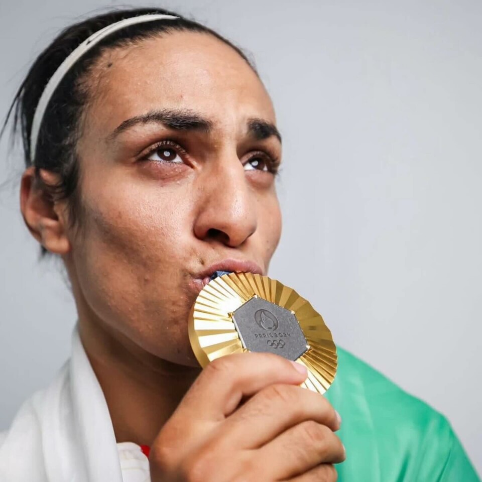 «Etter å ha vunnet OL-gull i Paris, har bokseren Imane Khelif bestemt seg for å ta en ny kamp for rettferdighet, verdighet og ære», sier advokaten hennes.