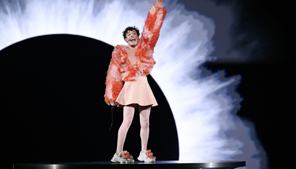 Artisten Nemo sikret Sveits seieren i årets Eurovision-finale i Malmö i Sverige. Dermed er det også Sveits som skal arrangere neste års konkurranse. Foto: Jessica Gow / TT / NTB