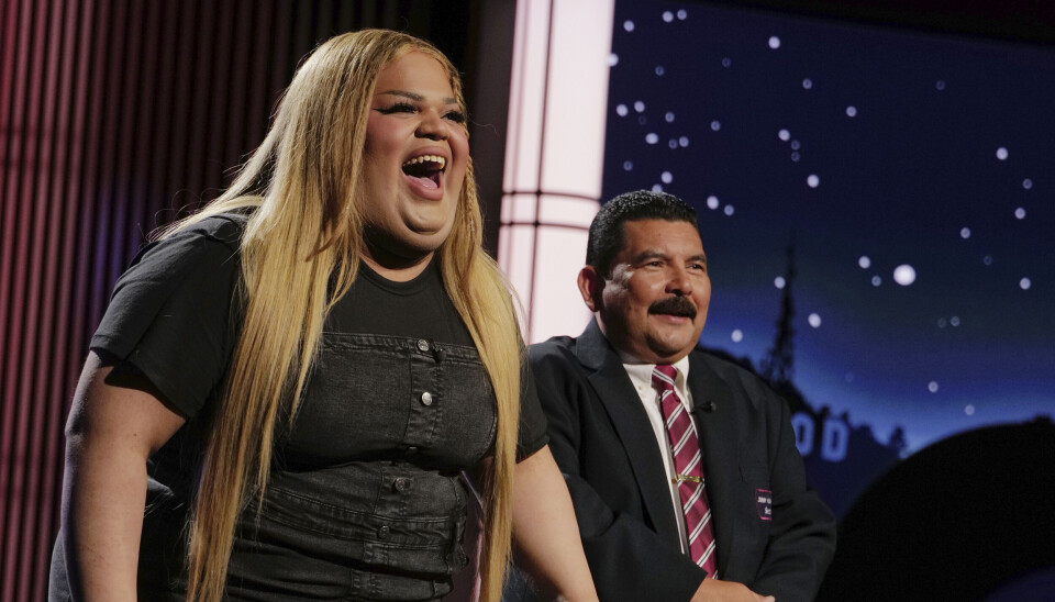 Jools Lebron er skaperen bak den virale «demure»-trenden som for tiden herjer på Tiktok. Her er hun med talk show-personligheten Guillermo Rodriguez på settet til «Jimmy Kimmel Live!».
