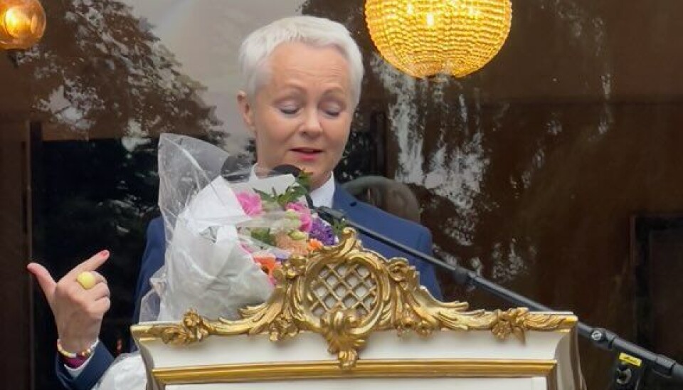 Mona Høvring visste i forkant om prisen som ble delt ut under Aschehougs hagefest torsdag ettermiddag. Det gjorde henne ikke mindre nervøs for takketalen. – Det er noe eget med hagefesten, sa hun til Blikk.