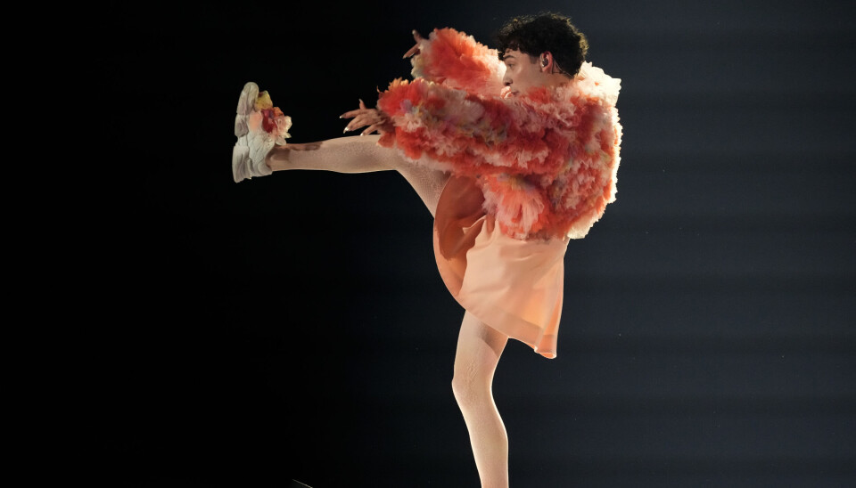 Basel i Sveits skal arrangere neste års Eurovision-konkurranse. Her er årets vinner – Nemo – i aksjon under årets arrangement i Malmö.