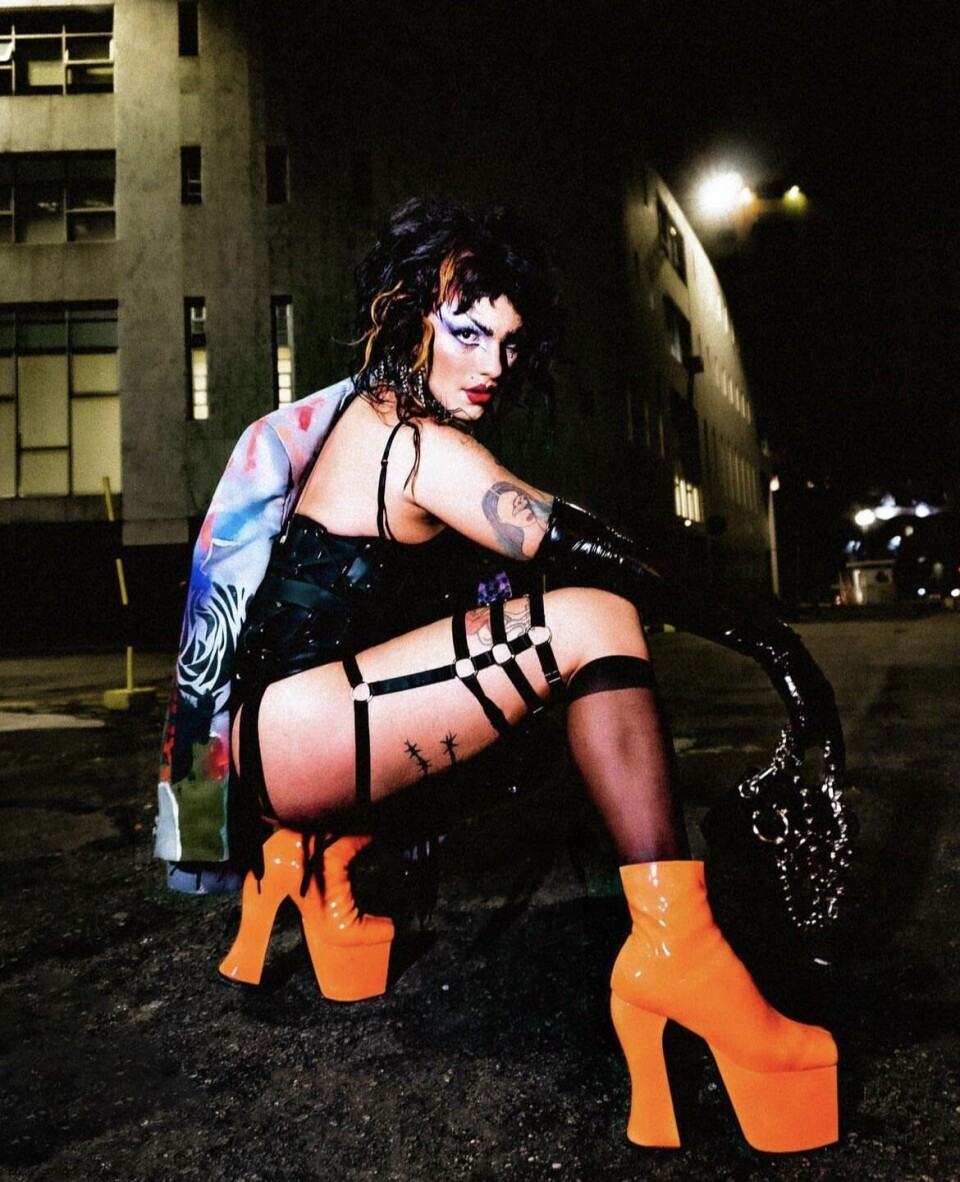 Brasilianske Alma Negrot er DJ, performancekunstner og Drag Queen. Alma kan oppleves på SKIN 2024 som del av «Hosted by Karmaklubb*».