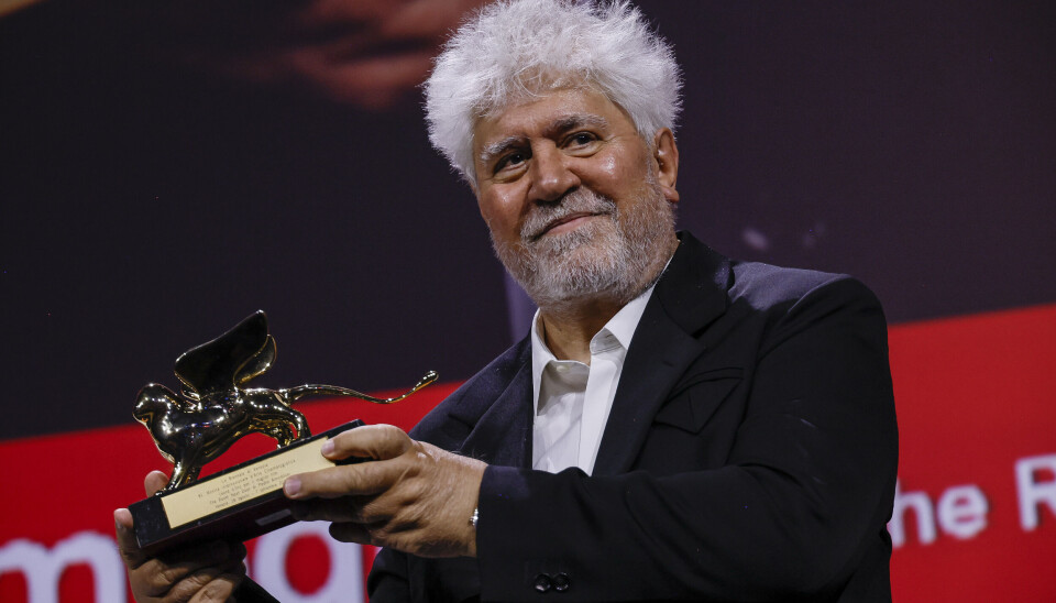 Pedro Almodóvar vant den gjeve Gulløven for sin film «The Room Next Door», som på spansk har tittelen «La habitación de al Lado».