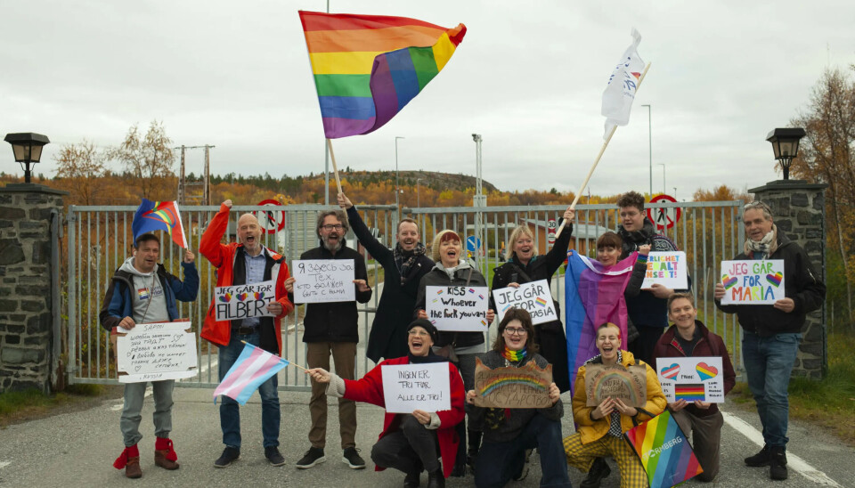 Fra Barents Pride 2022, da deltagere aksjonerte ved Storskog grenseovergang. På den andre siden av gjerdet ligger Russland.