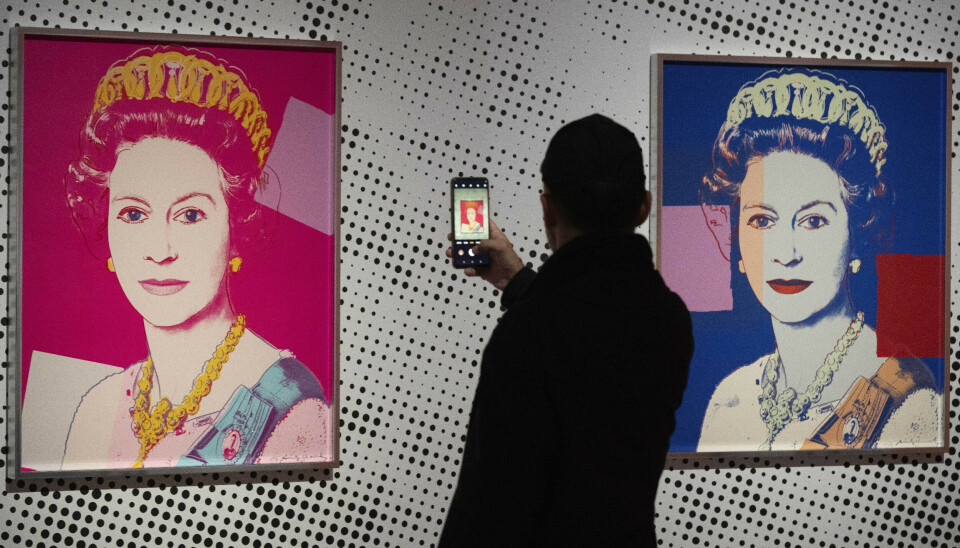 Et portrett av avdøde dronning Elizabeth av Storbritannia fra serien «Reigning Queens» var ett av bildene som ble stjålet i Nederland. Også et portrett av danske dronning Margrethe fra samme serie er på avveie.