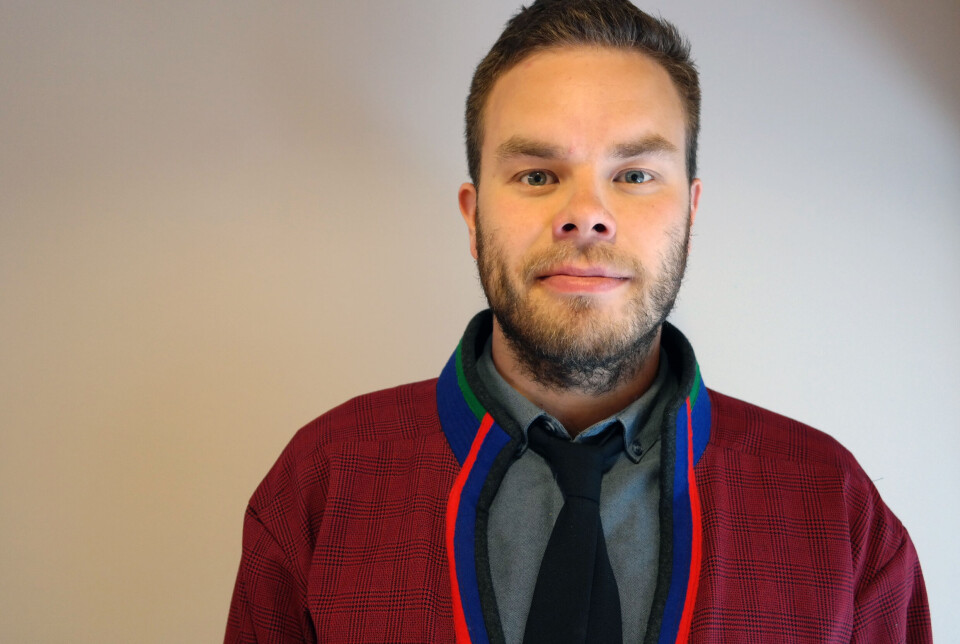 Mikkel Eskil Mikkelsen har i Sametinget hatt ansvar for områdene oppvekst, ungdomspolitikk, utdanning og forskning, språk, mangfold og LHBTQI+.