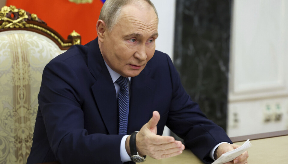 Russlands president Vladimir Putin har undertegnet en lov som gjør det forbudt å adoptere bort russiske barn til land som tillater kjønnsbekreftende behandling.