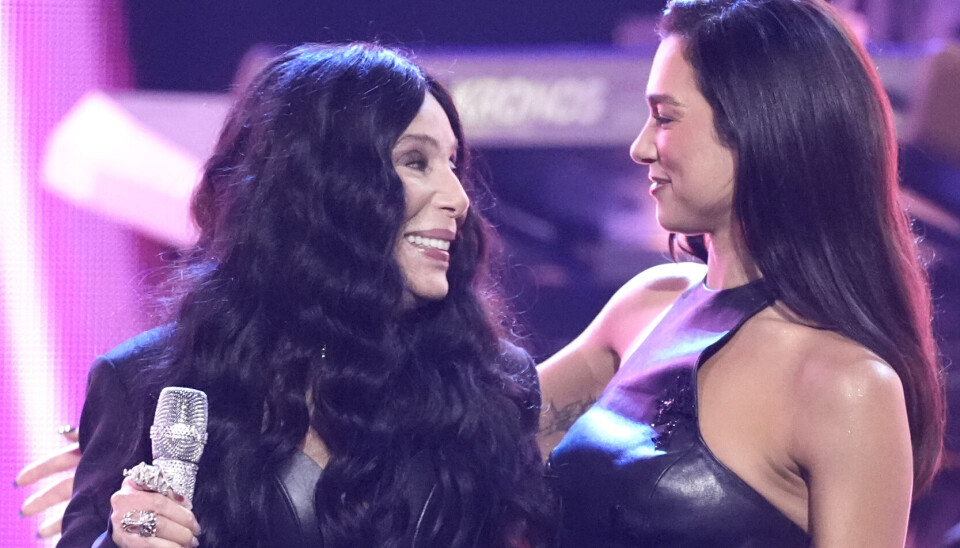 Cher (t.v.) og Dua Lipa da hun ble innlemmet i Rock & Roll Hall of Fame i forrige måned.