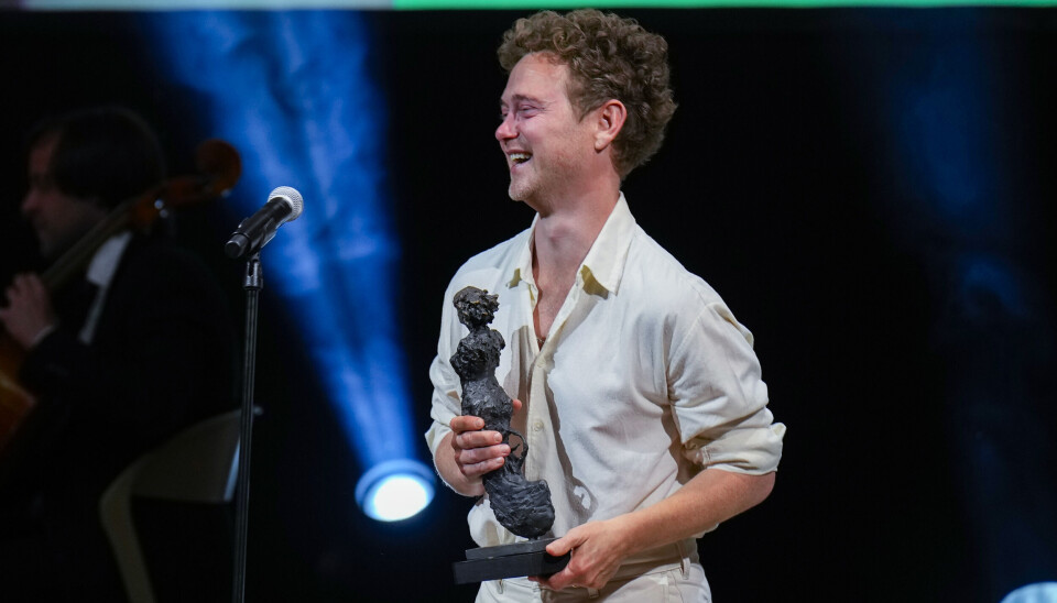 Emil Johnsen vant Heddapris i fjor for rollen som Édouard i «Ei kvinnes kampar og forvandlingar» på Det Norske Teatret. Nå har teatret sikret seg ham fast.