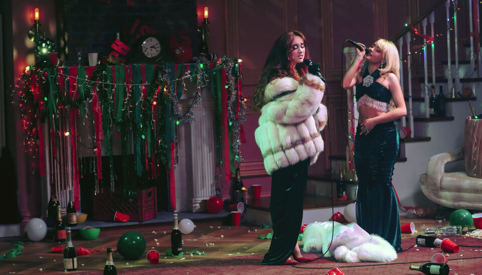I sin nye julespesial for Netflix synger Sabrina Carpenter (t.h.) «Last Christmas» som duett sammen med Chappel Roan.