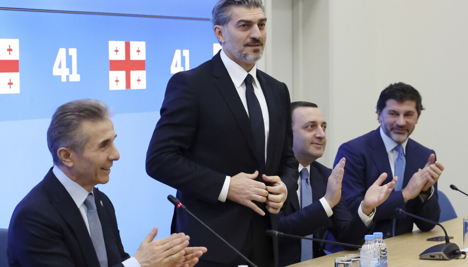 Mikheil Kavelasjvili (oppreist) får applaus av blant annet Bidzina Ivanisjvili (t.v.), den styrtrike oligarken som leder Georgisk drøm. Bildet ble tatt på et møte i slutten av oktober der partiet diskuterte hvem som skulle bli partiets presidentkandidat.