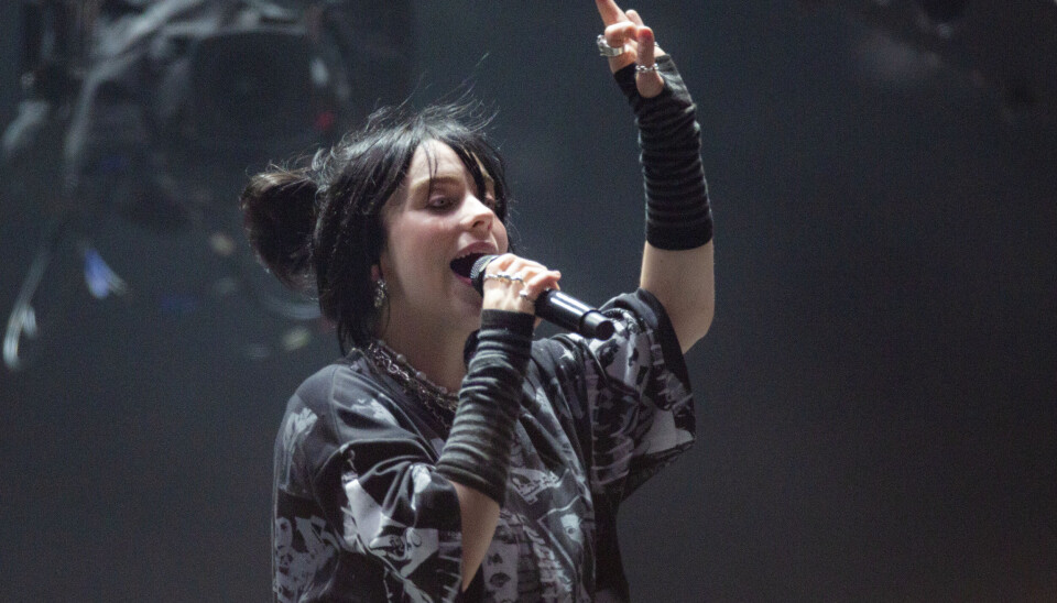 Billie Eilish er vant til å få ting kastet mot seg på scenen – men liker det ikke. I helgen skjedde det på ny. Foto: Joel C Ryan/Invision/AP/NTB