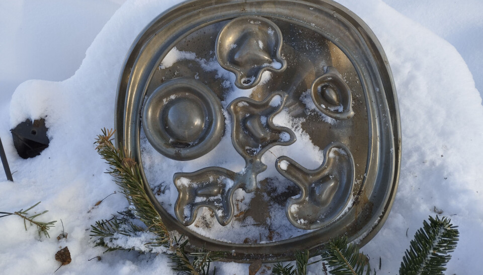 Graven til den samiske kunstneren Jon Savio (1902-1938), monumentet er utformet av en annen samisk kunstner, Iver Jåks (1932-2007).