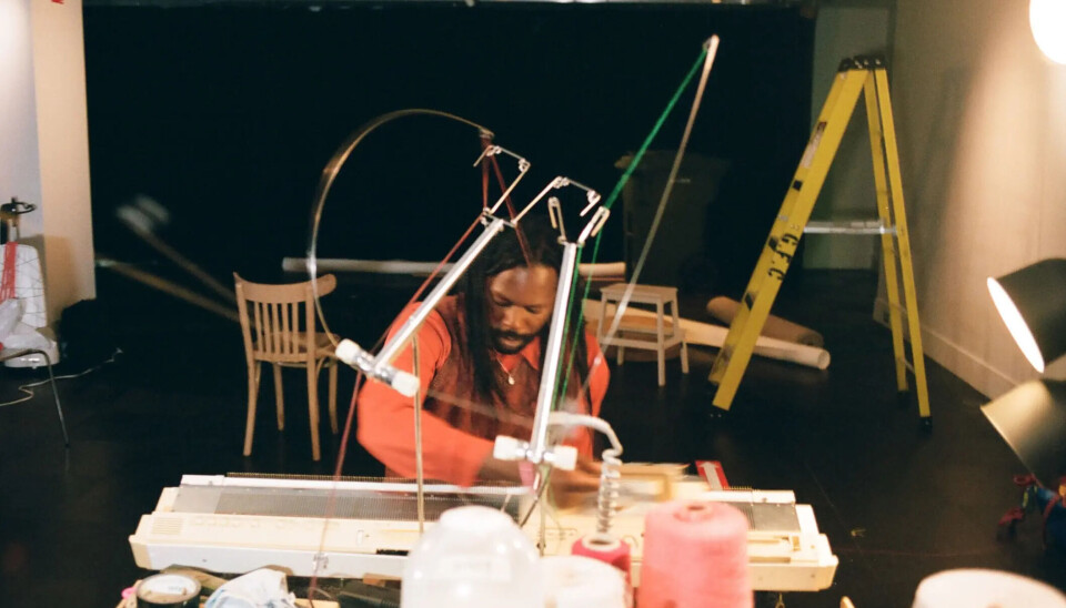 Tekstilkunstner Damien Ajavon, her i forbindelse med verket «Queer Utopia»