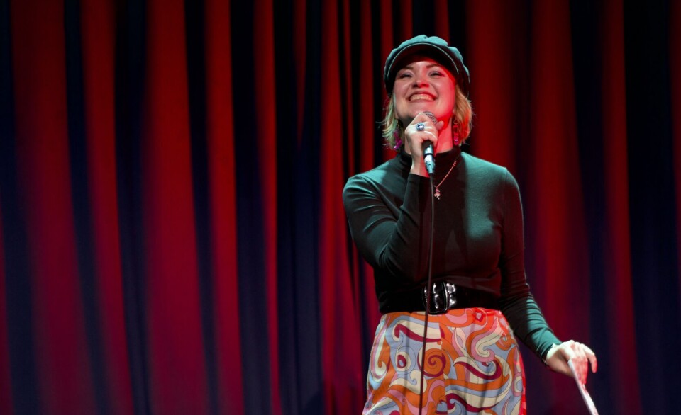 Det er mange grunner til at Regine Folkman Rossnes skriver. Her opptrer hun på Drag Slam Night på Salt, 20/09/2024