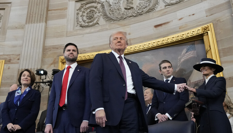 President Donald Trump (midten) mener det kun finnes to kjønn. Her holder han hånden til sin kone Melania Trump.