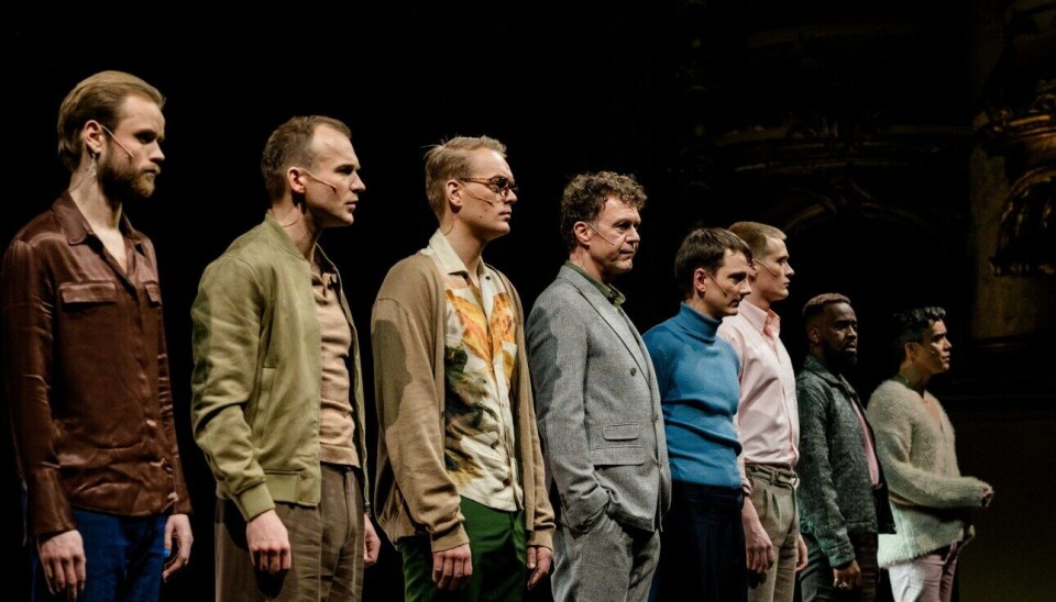 Fra forestillingen «Arven»: Ulrik William Græsli (t.v), Jacob Jensen, Eirik Langås Jørgensen, Geir Kvarme, Vetle Bergan, Alfred Ekker Strande, Yusuf Toosh Ibra og Herman Sabado.