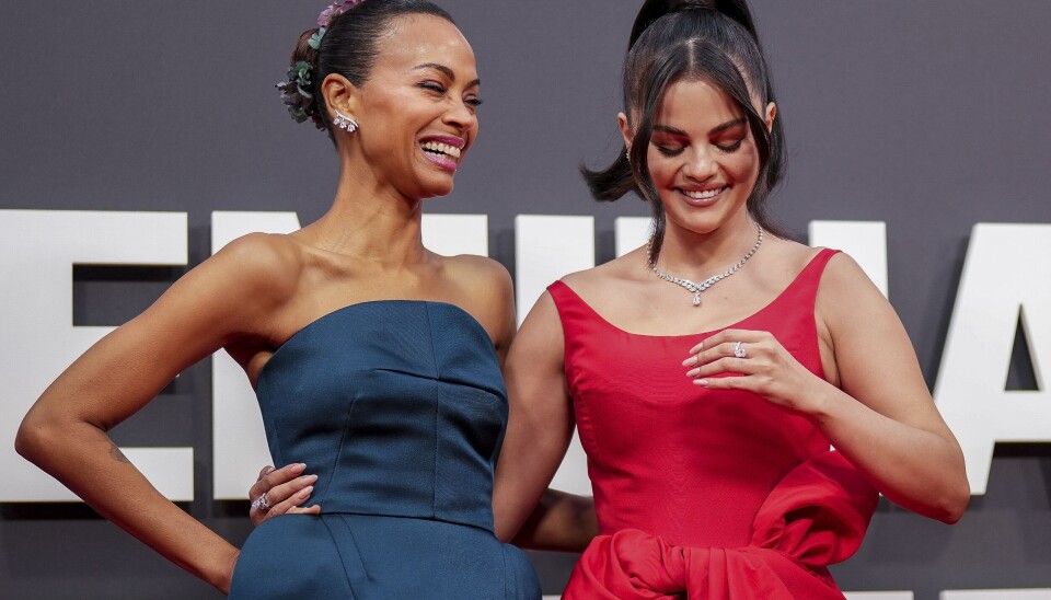 Zoe Saldana (t.v.) og Selena Gomez fra «Emilia Pérez» står derimot på Bafta-gjestelisten, der de også skal være prisutdelere søndag.