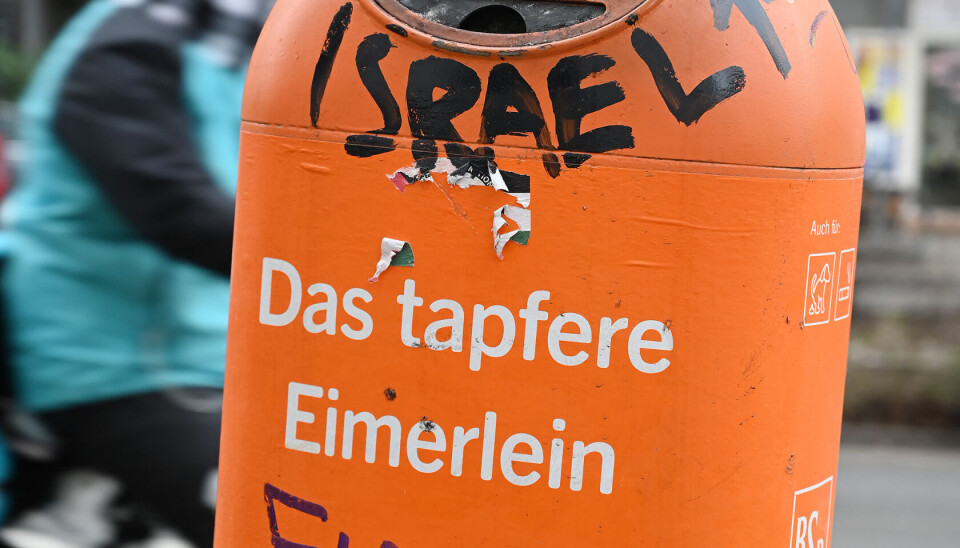 Det er mye grafitti i Neukölln som kan oppfattes som støtende av sionister. Her, i Sonnenallee, mener noen at Israel passer best i søppelbøtta. Under har noen skrevet «Free Palestine». I bakgrunnen kan man skimte en balkong med et progress pride-flagg.