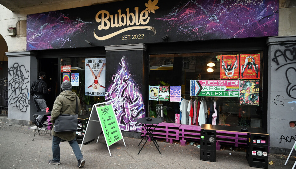 Bubble er en CBD-butikk og kafee i Sonnenallee som fungerer som en møteplass for skeive. Innehaveren, Laetitia, som definerer seg selv som en hvit, funksjonshemmet, autistisk, ikke-binær, transmaskulin person, forteller at hen har et godt forhold til sine arabiske naboer.