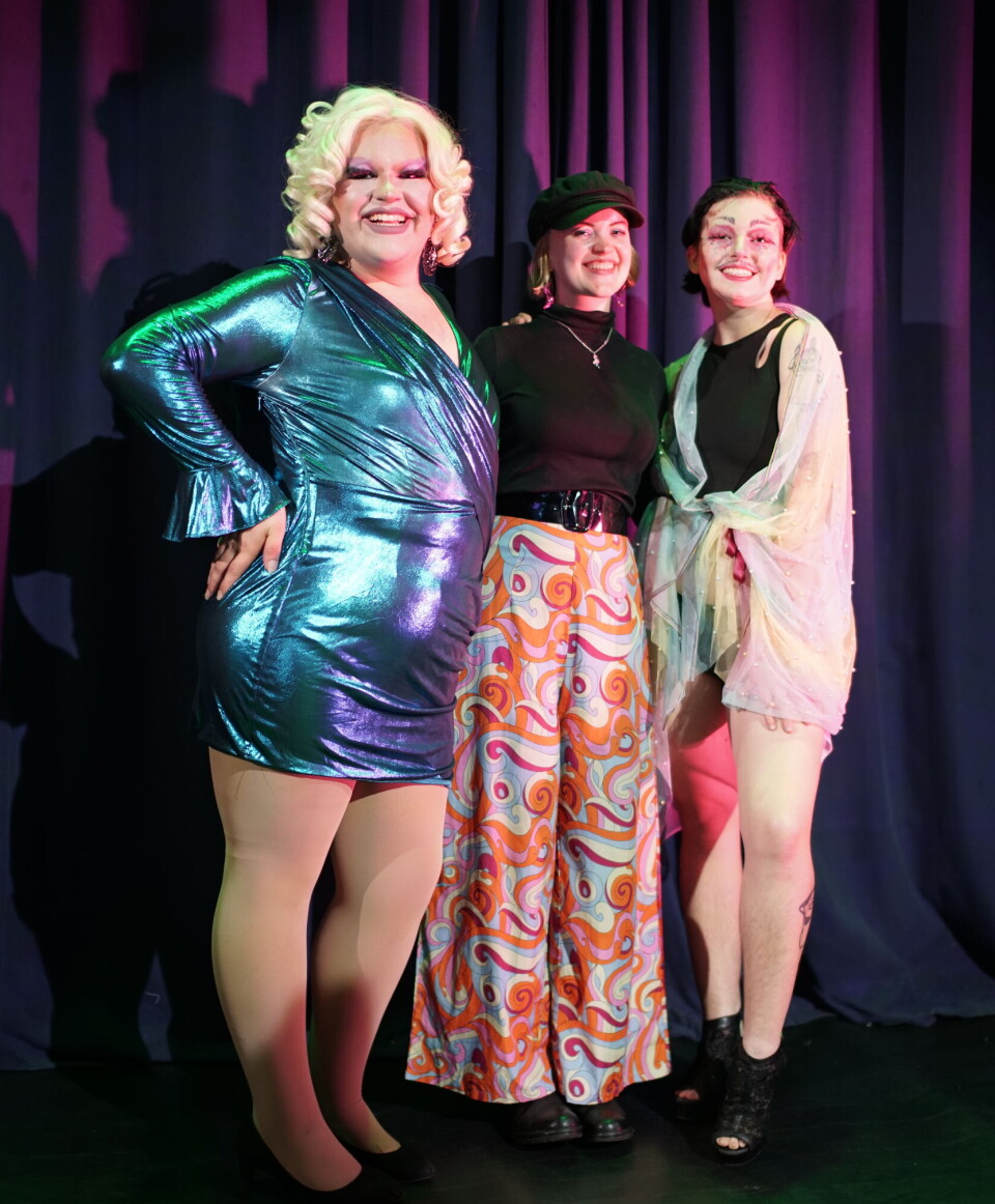 Skrivingen har ført meg til steder jeg ikke så for meg. Høsten 2024 ble jeg med i teamet House of Drag Slam. En politisk motivert scene, som blant annet inneholder drag, slampoesi og burlesque. Her er jeg i midten med de flotte dragartistene Rio the Revolution Rider (t.v.) og Kitty Kunt (t.h.). Drag Slam Night - Art Is For Everyone. Salt 20/09/2024