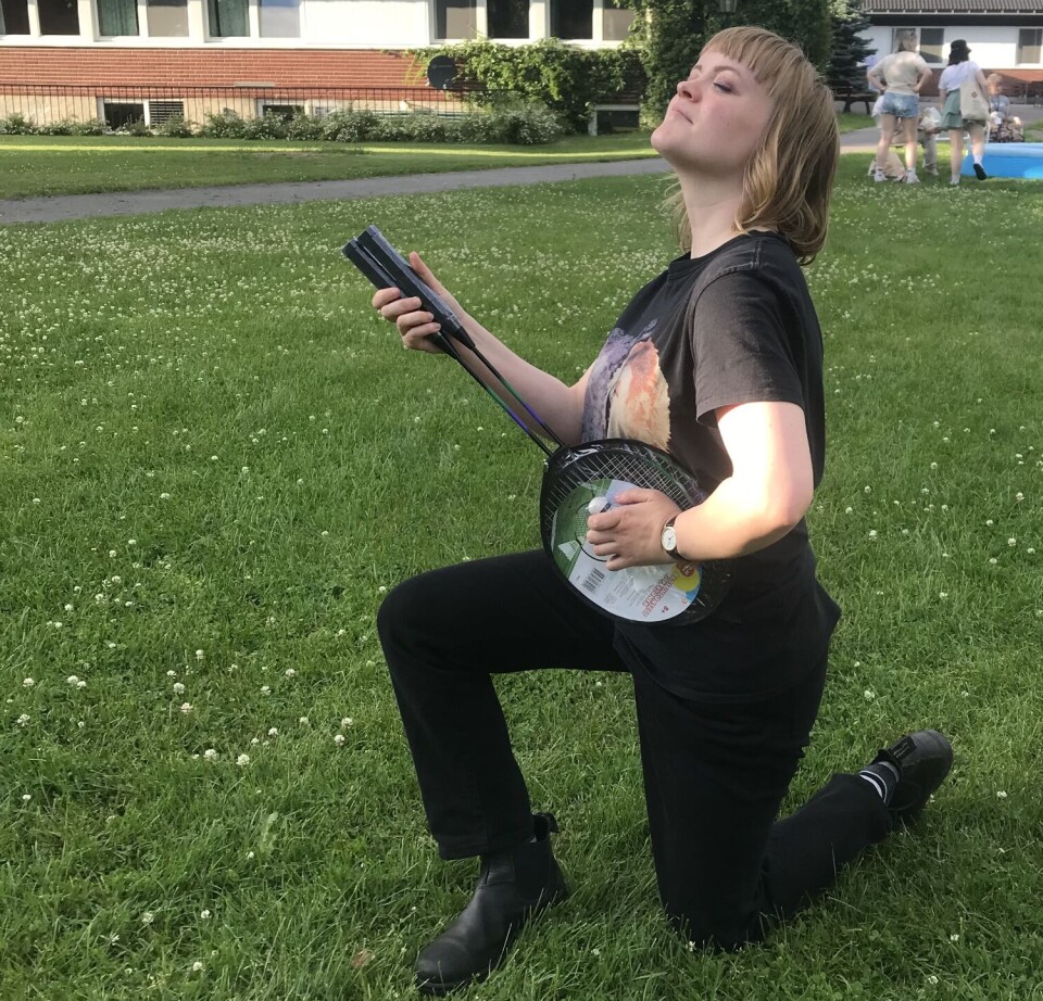 Sommeren 2022 var første gang jeg skulle holde workshop i kreativ skriving på sommerleiren
til Mental Helse Ungdom, noen dager etter 25. juni. Jeg vurderte sterkt å droppe oppdraget,
slik at jeg kunne stille opp for venner og Skeiv Ungdom, som jeg var aktiv i den gangen. Men
med tanke på å ikke skuffe ungdommene som hadde gledet seg til kurset, valgte jeg å ikke
endre plan. Terroristen skulle ikke ødelegge mer enn det han allerede hadde gjort. Her stilte
jeg også opp på andre ting, blant annet som lagleder i det som ble vinnere av den store
turneringen i Kubb!