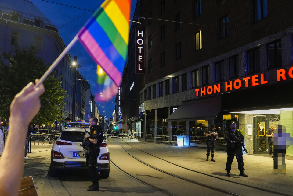 En person vifter med regnbueflagget etter terrorangrepet i Oslo 25. juni 2022. Skytingen var blant annet rettet mot det skeive utestedet London Pub, midt i Pride-feiringen.
