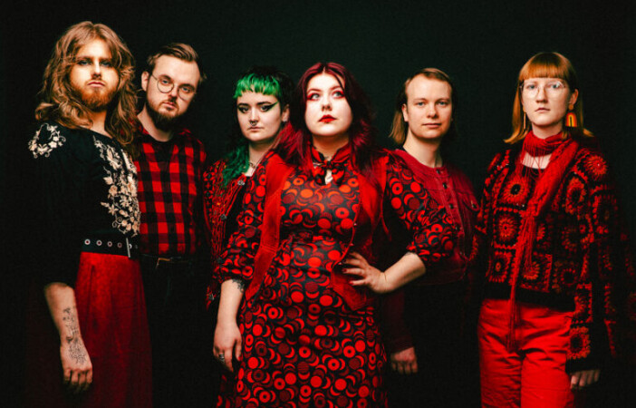 Mío består av Dionisa Fjelldalen, Maja Hveding Styffe, Hennie Hagen Johnsen, Jakob Nome, Marianne Friisberg Larssen og Eilif Hallingstad Finnseth.