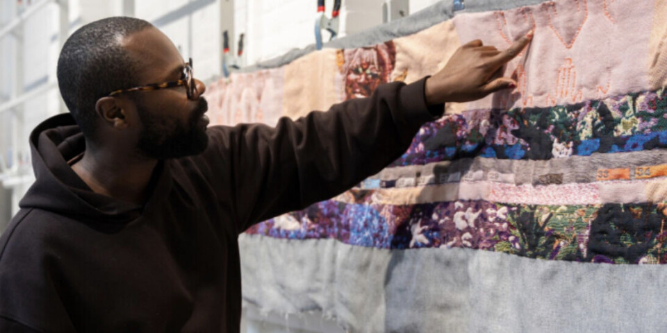 'Sérénade Enchantée: Mélodie du Refuge' er den første separatutstillingen i Oslo med den fransk-senegalesisk-togolesiske kunstneren Damien Ajavon. Kunstner Damien Ajavon.