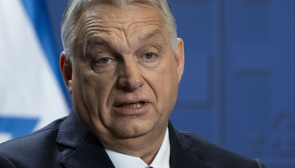 Tusener av mennesker kledde seg lørdag i grått I Budapest for å protestere mot statsminister Viktor Orbans forbud mot den årlige pride-paraden.