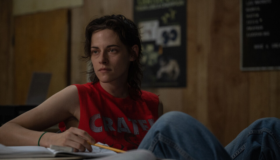 Kirsten Stewart, her i en scene fra filmen «Love Lies Bleeding (2024), er blitt en gift kvinne.