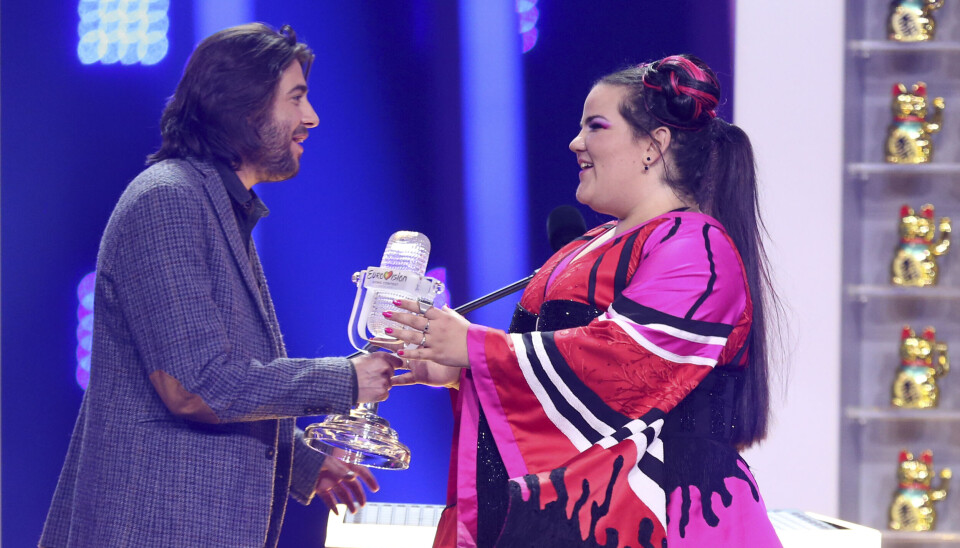 Salvador Sobral, som vant i 2017, overrekker Eurovision-trofeet til israelske Netta, som vant i 2018. Nå har han underskrevet protestbrevet til EBU.