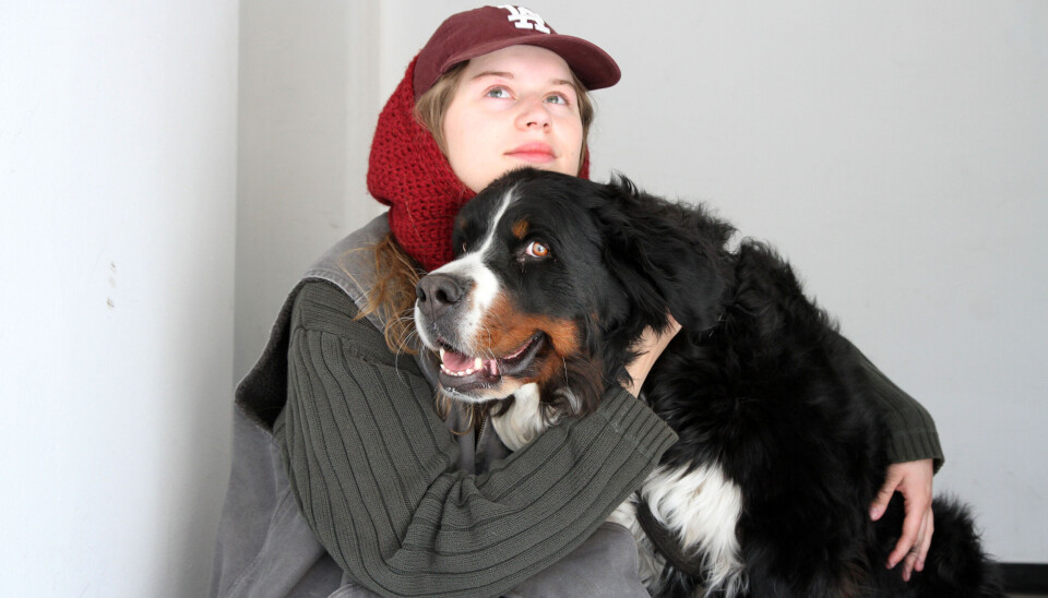 Girl in red med hunden Luna, fotografert i 2021.