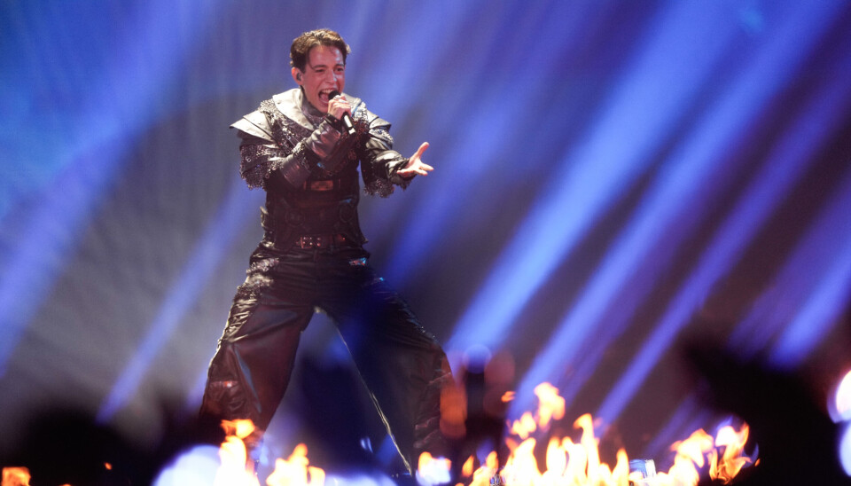 Pyro og fullt øs: Kyle Alessandro rapporteres å ha imponert under generalprøvene mandag. Her fremfører han «Lighter» på generalprøve nummer to mandag kveld – før tirsdagens semifinale venter.