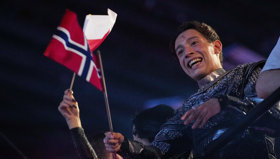 Kyle Alessandro feirer etter å ha gått videre fra den første semifinalen til finalen i den 69. Eurovision Song Contest i Basel, Sveits, tirsdag.