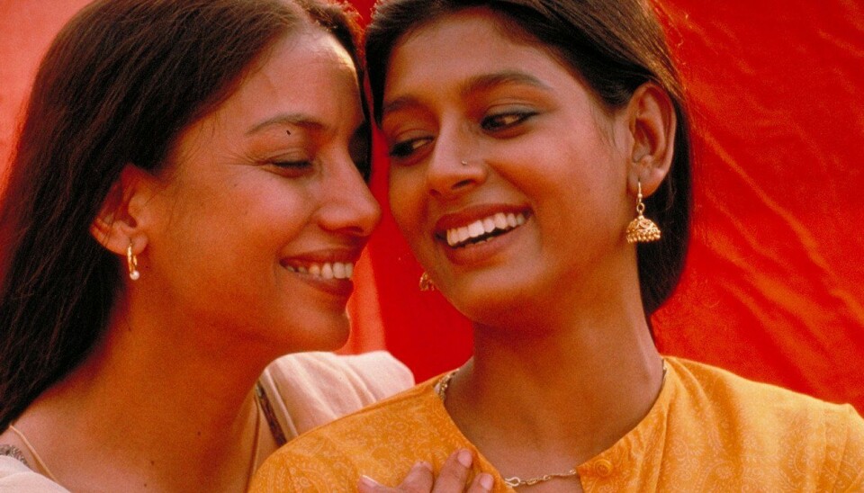 Filmen «Fire» (1996) er blant filmene som vises på Cinemateket i Bergen i juni. Her møter du to ulykkelig gifte kvinner i Delhi som forelsker seg i hverandre.